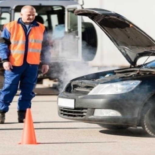 Pannenhelfer vor rauchendem Motor